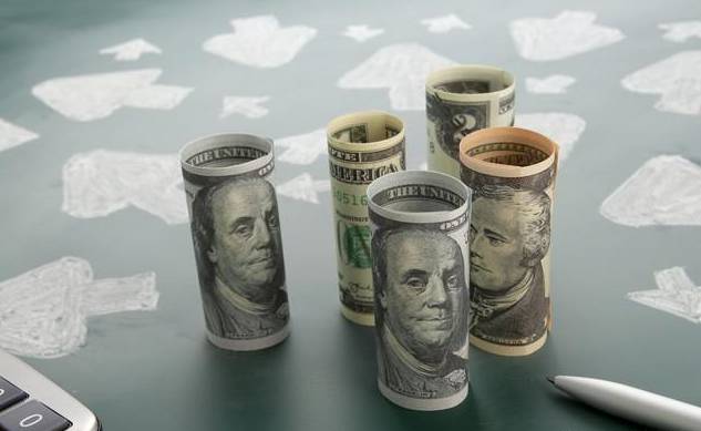 Translation in English: Tonight, will the UK cut interest rates?