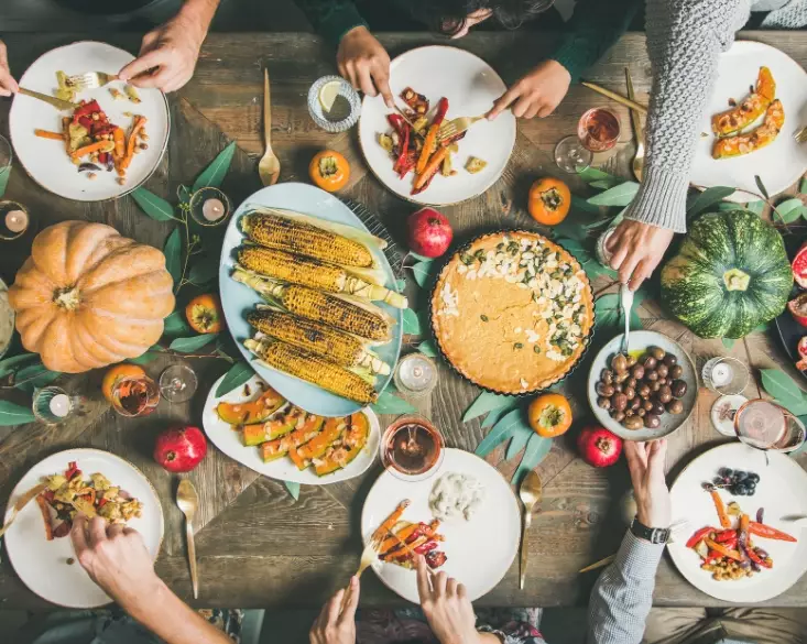 how to host friendsgiving