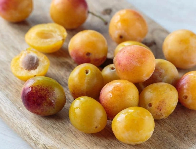 red plums vs black plums