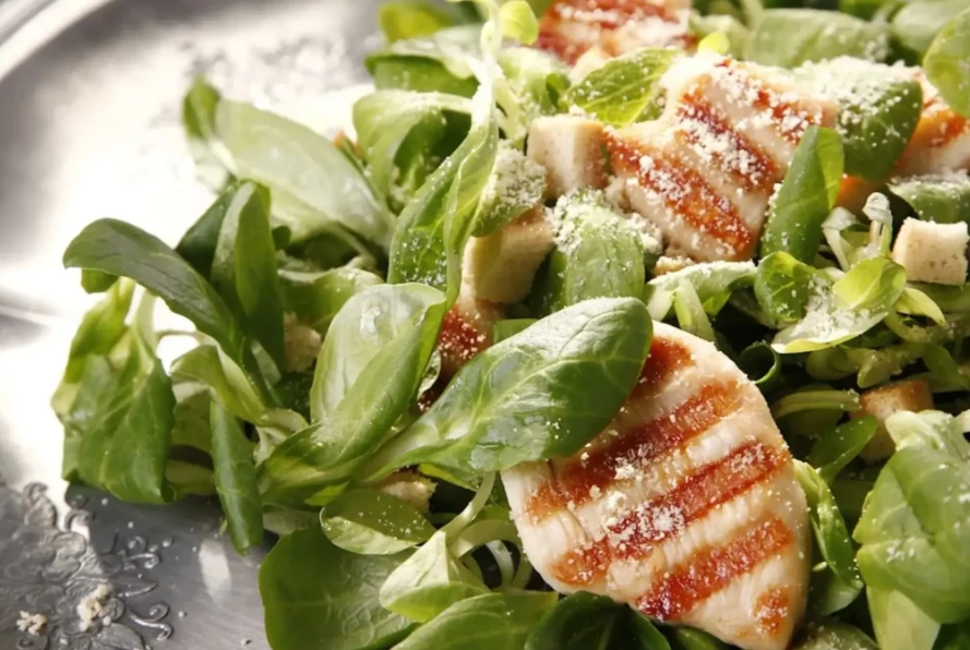Caesar salad calories with chicken